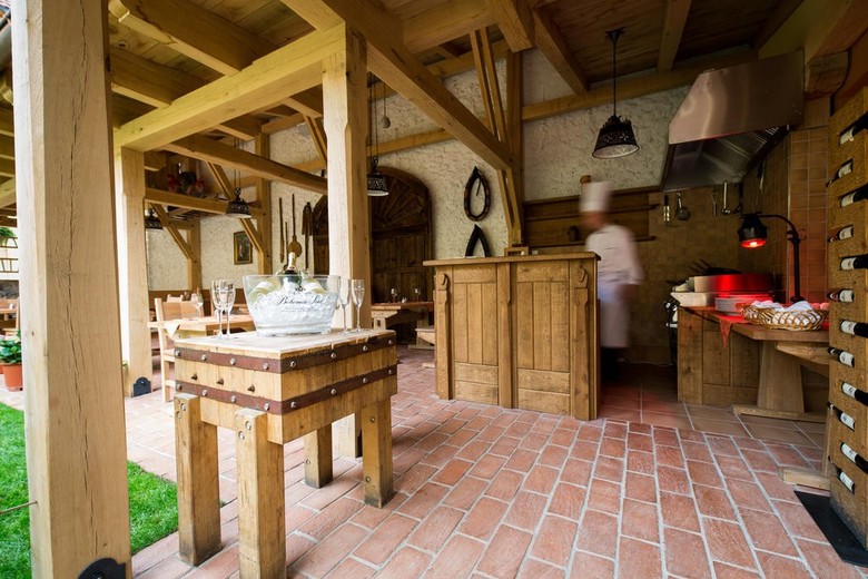 Hotel Selsky Dvur - Bohemian Village Courtyard