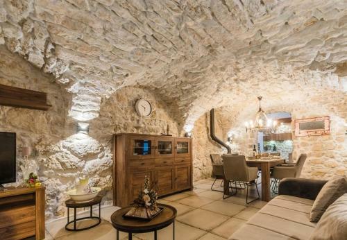 Villa Leonarda - Luxury Stone House