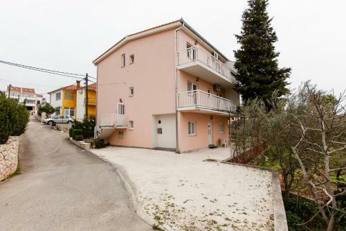 Hostal Apartments Perka