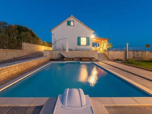 Holiday Home Villa Bugenvila