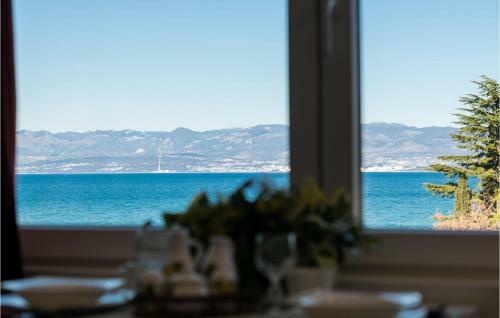 Beautiful Apartment In Vantacici W/ Wifi