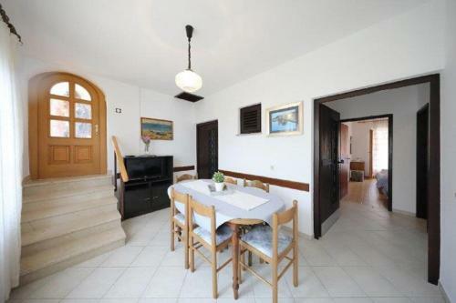 Hostal Kne? Mali I?
