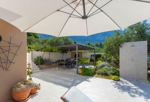 Holiday Home With Pool Arija