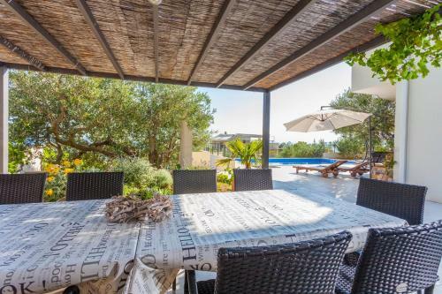 Holiday Home With Pool Arija