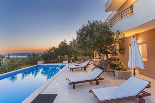 Holiday Home With Pool Arija