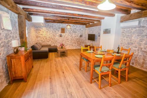 Heritage House With Heated Pool Vrime
