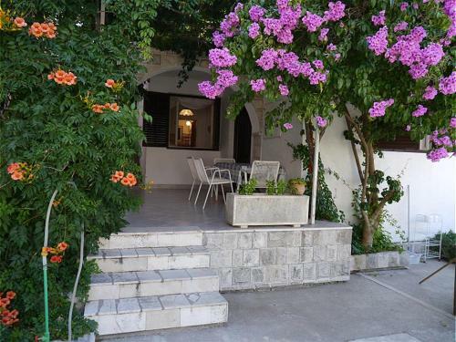 Apartment- Nena