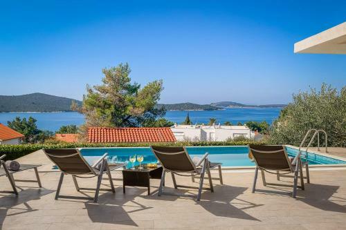Villa Tela With Pool