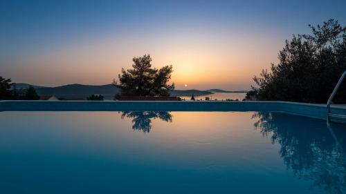 Villa Tela With Pool