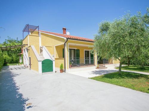 Luxurious Villa In Kadumi With Swimming Pool