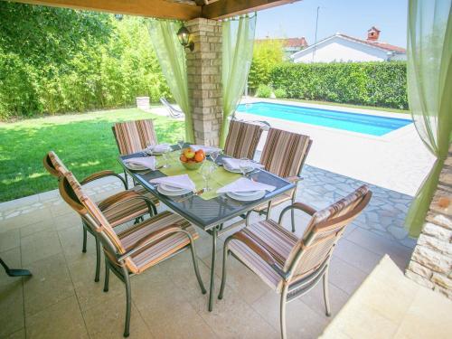 Luxurious Villa In Kadumi With Swimming Pool
