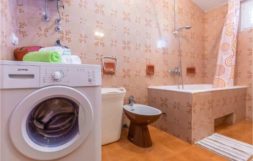 Stunning Apartment In Peracko Blato W/ 2 Bedrooms