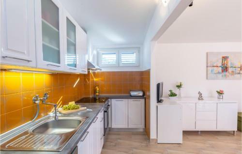 Stunning Apartment In Peracko Blato W/ 2 Bedrooms