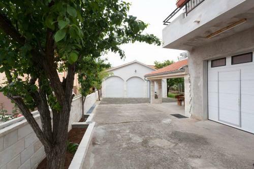 Two Bedroom Apartment With Balcony - Md1