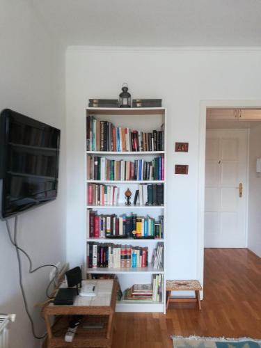Homy Apartment In Buda, With Safe Garage And Terrace