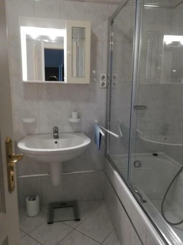 Homy Apartment In Buda, With Safe Garage And Terrace
