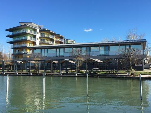 Hostal Calypso Lakeside Rooms & Lux Apartments