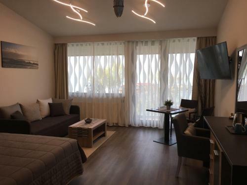Hostal Calypso Lakeside Rooms & Lux Apartments