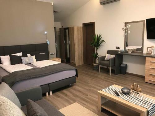 Hostal Calypso Lakeside Rooms & Lux Apartments
