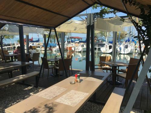 Hostal Calypso Lakeside Rooms & Lux Apartments