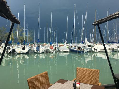 Hostal Calypso Lakeside Rooms & Lux Apartments