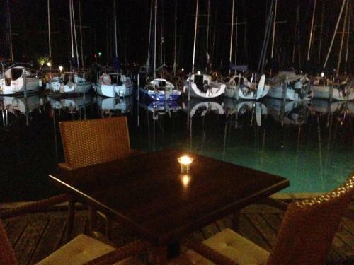 Hostal Calypso Lakeside Rooms & Lux Apartments