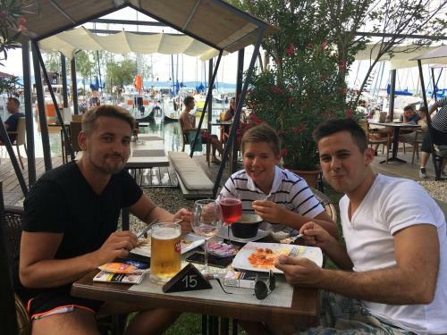 Hostal Calypso Lakeside Rooms & Lux Apartments