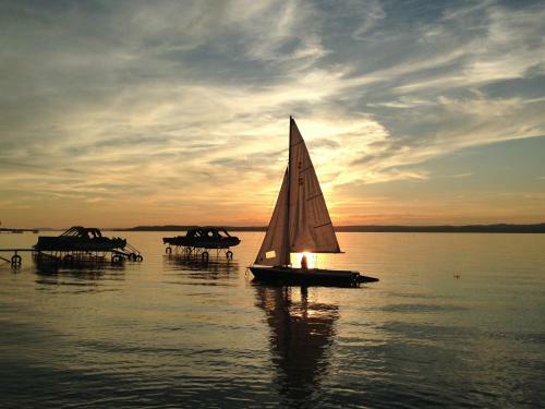Hostal Calypso Lakeside Rooms & Lux Apartments