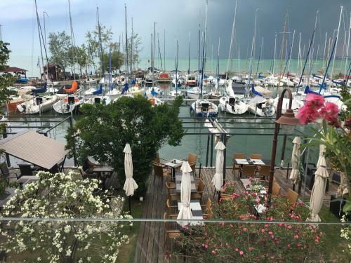 Hostal Calypso Lakeside Rooms & Lux Apartments