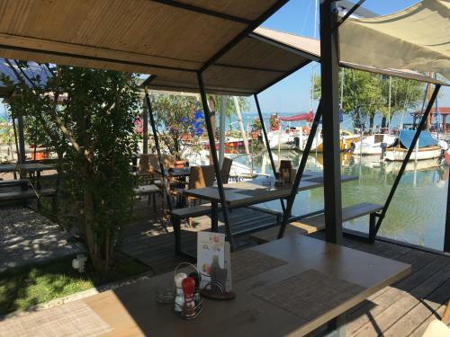 Hostal Calypso Lakeside Rooms & Lux Apartments