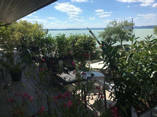 Hostal Calypso Lakeside Rooms & Lux Apartments