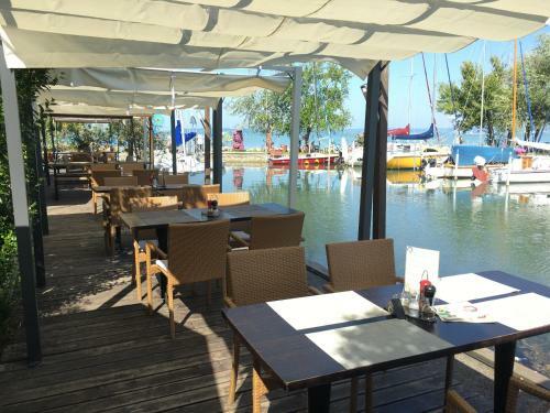 Hostal Calypso Lakeside Rooms & Lux Apartments