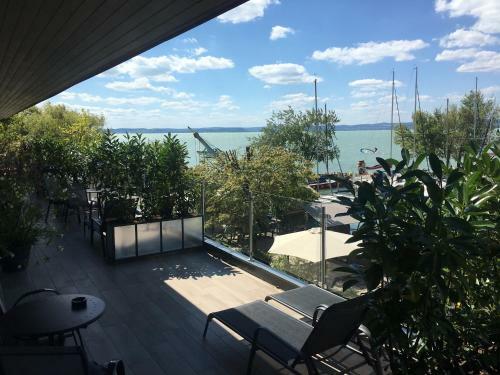 Hostal Calypso Lakeside Rooms & Lux Apartments