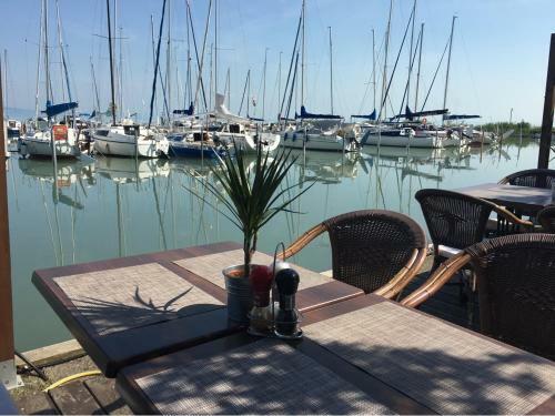 Hostal Calypso Lakeside Rooms & Lux Apartments