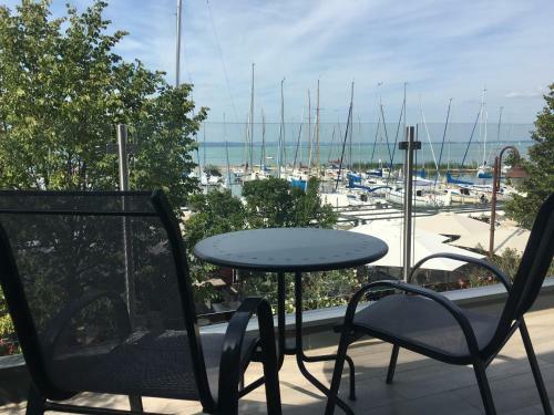 Hostal Calypso Lakeside Rooms & Lux Apartments