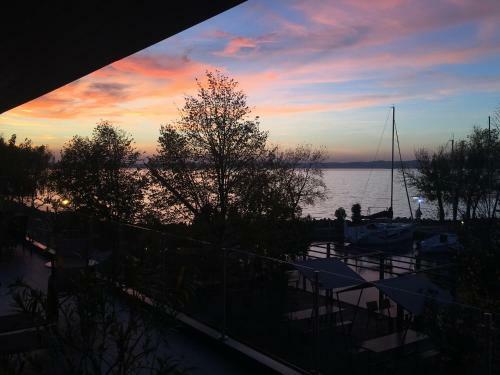 Hostal Calypso Lakeside Rooms & Lux Apartments