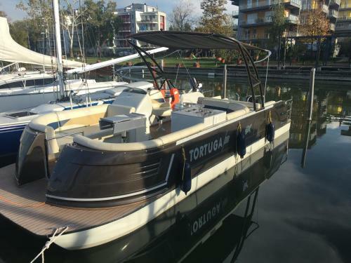Hostal Calypso Lakeside Rooms & Lux Apartments