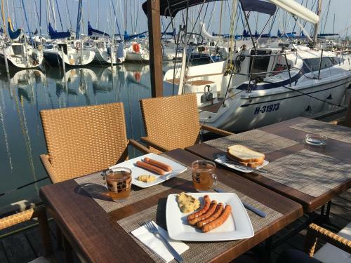 Hostal Calypso Lakeside Rooms & Lux Apartments