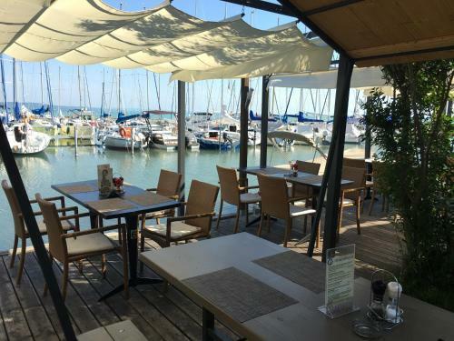 Hostal Calypso Lakeside Rooms & Lux Apartments