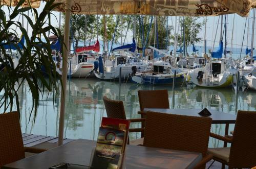 Hostal Calypso Lakeside Rooms & Lux Apartments