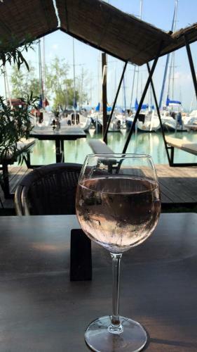 Hostal Calypso Lakeside Rooms & Lux Apartments