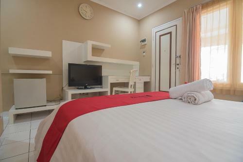 Hotel Reddoorz Near Setrasari Mall 2