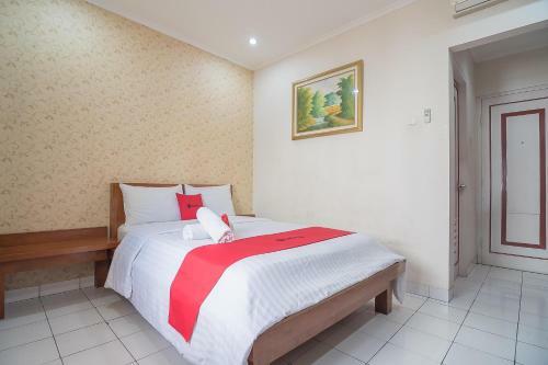 Hotel Reddoorz Near Setrasari Mall 2