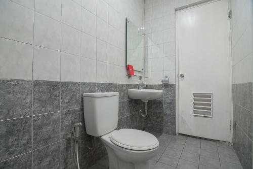 Hotel Reddoorz Near Setrasari Mall 2