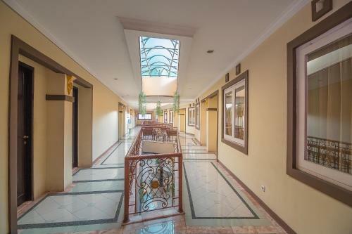 Hotel Reddoorz Near Setrasari Mall 2