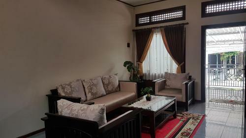 Jun House - Dago Pakar