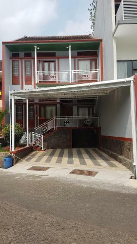 Jun House - Dago Pakar