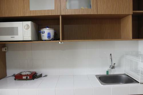 Comfortable Studio At Beverly Dago Apartment Near Itb By Travelio