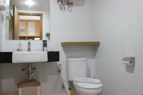 Comfortable Studio At Beverly Dago Apartment Near Itb By Travelio