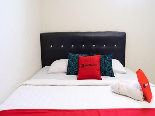 Hostal Reddoorz Near Setrasari Mall 4